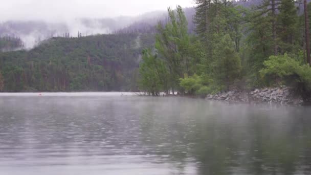 Nevoeiro Rolando Sobre Topo Lago Durante Uma Chuva Leve Primavera — Vídeo de Stock
