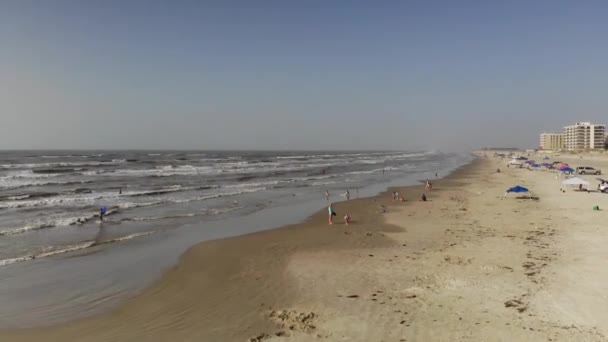 Taking Beach Ground Level Rising Beach Ocean Families Enjoying Water — Stock Video