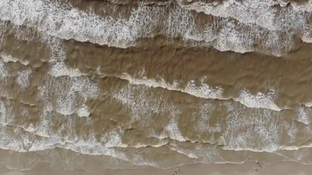 Vue Fixe Haut Vers Bas Des Vagues Écrasant Avec Les — Video