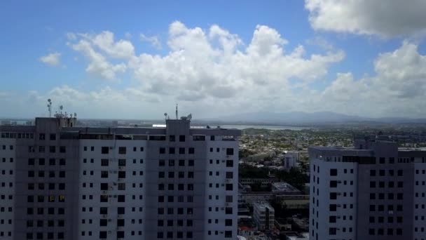 Droning Para Dois Condomínios Revelando Santurce Porto Rico — Vídeo de Stock