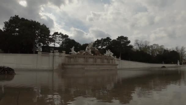 Fuentes Los Jardines Schnbrunn Viena Una Tarde Parcialmente Nublada — Vídeo de stock