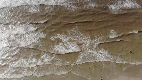 Pohled Shora Dolů Zřícené Vlny Viditelným Úlomkem Pláže Pár Lidí — Stock video