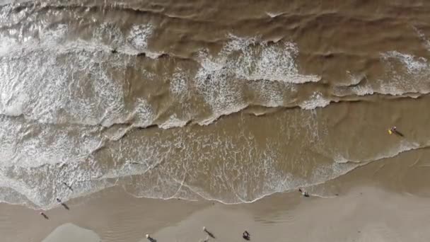 Вгорі Вниз Берег Пляжу Видно Хвилі Розбиваються Люди Плавають Повітряні — стокове відео