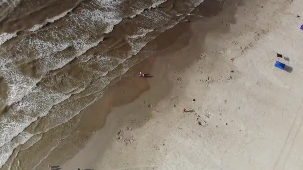 Top Diagonal View Beach Waves Descending People Walking Aerial Footage — Stock Video