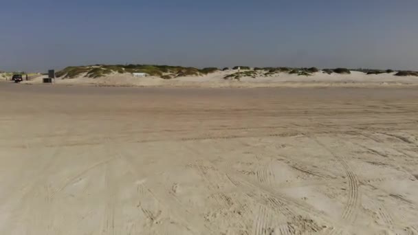 Vuelo Bajo Sobre Playa Hacia Las Dunas Arena Pastizales Subiendo — Vídeos de Stock