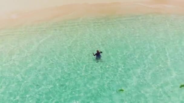 神奇的航拍镜头显示了一个模特在小圣文森海滩上与一艘游艇在后台擦肩而过 — 图库视频影像