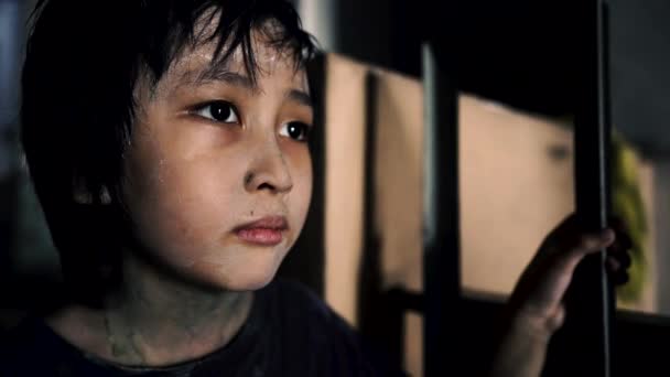 Бездомный Грязный Мальчик Вблизи Глядя Вдаль Голодный Взгляд Пол Наружу — стоковое видео