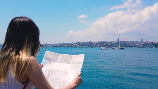 Cámara Lenta Hermosa Chica Mira Mapa Estambul Con Vista Bósforo — Vídeos de Stock