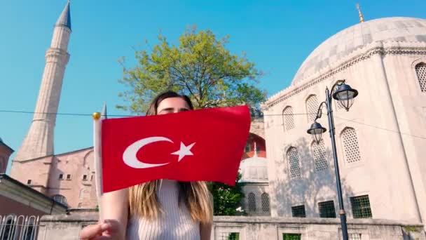 Cámara Lenta Hermosas Chicas Jóvenes Ondean Bandera Turca Frente Antiguo — Vídeos de Stock