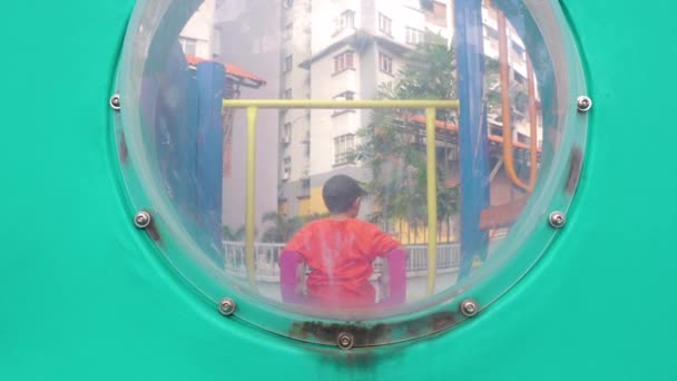 Špinavé Plastové Bubliny Chlapec Sklouzne Dolů Areálu Hřiště Zábavy Radosti — Stock video