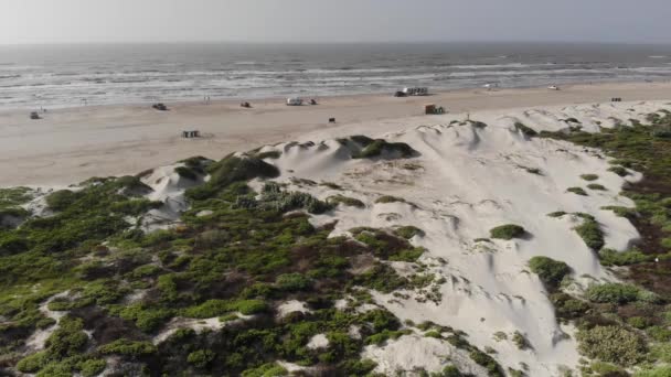 Летающие Над Песчаными Дюнами Видимым Океаном Пляжем Небом Съемка Воздуха — стоковое видео