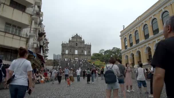 Časová Prodleva Mnoha Turistů Procházky Fotografování Náměstí Blízkosti Trosek Kostela — Stock video