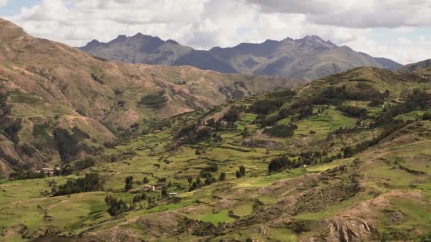 ペルーのクスコの隣にある緑のアンデスの美しい風景パノラマ — ストック動画