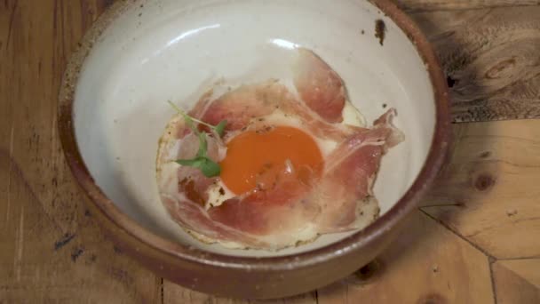 Closeup Van Een Prosciutto Schotel Wordt Gegarneerd Met Gekookte Chickweed — Stockvideo