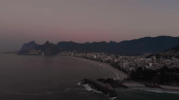 Arpoador Zıpkıncıyı Gündoğumunda Rio Janeiro Kıyısında Uçurumu Arka Planda Ipanema — Stok video