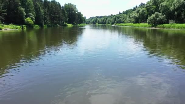 Aerial Velmi Pomalý Nízký Let Nad Řekou Viditelným Světelným Odrazem — Stock video