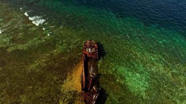 Aerial Helix Shot Shipwreck Run Aground Reef — Stock video