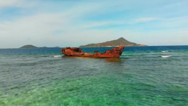 Karayipler Arka Planında Adaların Destansı Manzaralı Bir Resifteki Gemi Enkazı — Stok video