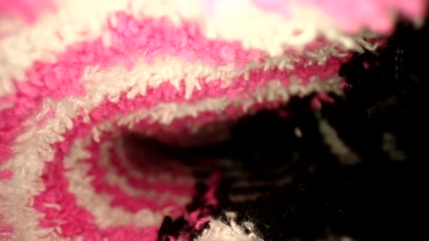 Σπρώχνοντας Ένα Φωτεινό Ροζ Λευκό Και Μαύρο Κάλτσα Μέτρια Εστίαση — Αρχείο Βίντεο