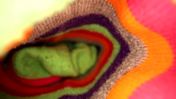 Ziehen Aus Einer Lebendigen Bunten Verrückten Socke Mit Unterschiedlichen Geschwindigkeiten — Stockvideo