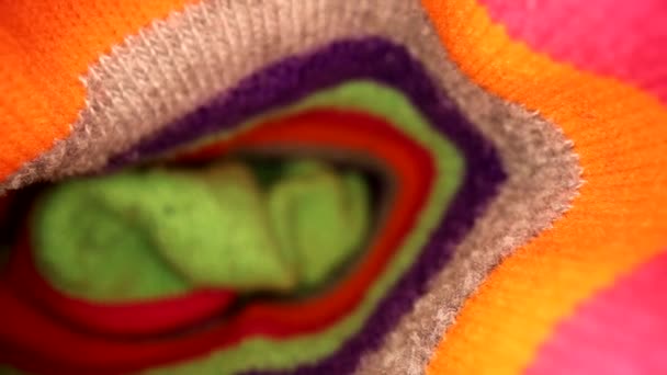 Ziehen Aus Einer Lebendigen Bunten Verrückten Socke Mit Flachem Fokus — Stockvideo