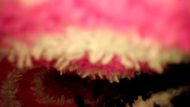 Βουτώντας Μια Φωτεινή Ροζ Άσπρη Και Μαύρη Κάλτσα Ενώ Κορυφή — Αρχείο Βίντεο