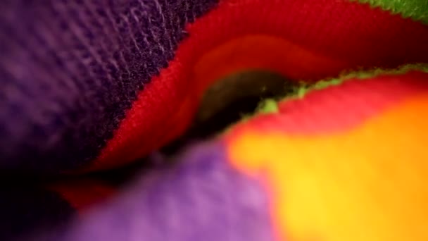 Direnişle Karşılaşan Canlı Renkli Çılgın Bir Çorabı Itmek Geniş Açı — Stok video