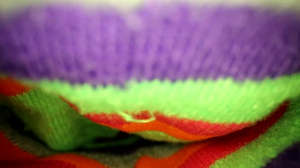 Толкание Яркий Разноцветный Сумасшедший Носок Проходя Через Часть Которая Дает — стоковое видео