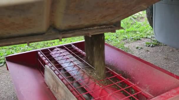 Canolát Rakodnak Egy Kamionból Egy Dugattyúba — Stock videók