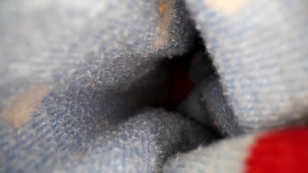 从红白蓝相间的雪人袜子里拔出稳定的速度 用广角探头镜头穿过时髦袜子 获得独特的视角 — 图库视频影像
