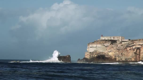 Vaves Gigantes Golpearon Las Rocas Del Faro Nazaret Portugal Vista — Vídeos de Stock
