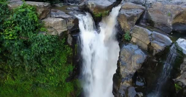 在4K的无人侦察机拍摄的稳定镜头中 热带海水落在印度尼西亚巴厘岛的乌布德 瀑布顶部的航拍图 — 图库视频影像