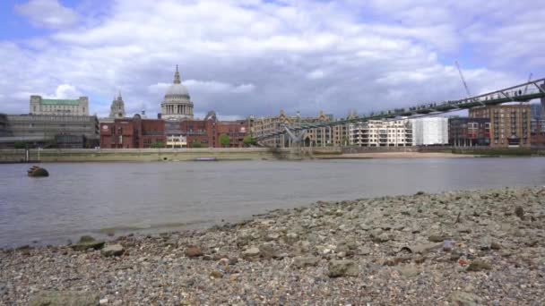 Blick Auf Londons Ikonische Pauls Kathedrale Und Die Geschäftige Millennium — Stockvideo