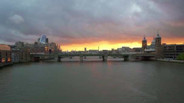 Vista Para Rio Tâmisa Partir Ponte Londres Mostrando Estação Ferroviária — Vídeo de Stock