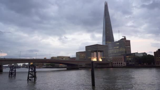 Londra Köprüsü Nün Güney Kıyısı Manzarası Alacakaranlıkta Çömlek Gökdeleniyle Dolu — Stok video