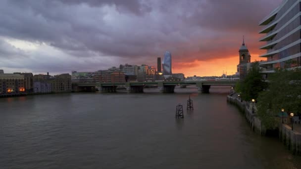 Πυροβολήθηκε Από Γέφυρα Του Λονδίνου Δείχνοντας Ένα Εκπληκτικό Ηλιοβασίλεμα Απέναντι — Αρχείο Βίντεο