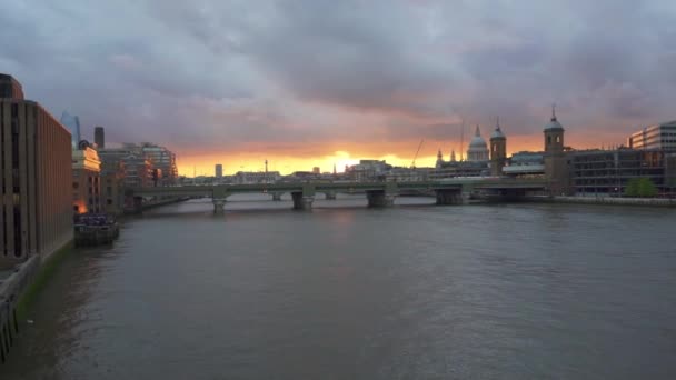 Panning Záběr London Bridge Výhledem Přes Řeku Temži Ikonické Památky — Stock video