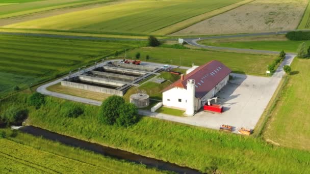 Luchtfoto Van Kleine Afvalwaterzuiveringsinstallatie Met Afvalwater Tanks Filters Velden Met — Stockvideo