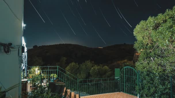 Maan Ster Paden Vanaf Een Balkon Nachts — Stockvideo