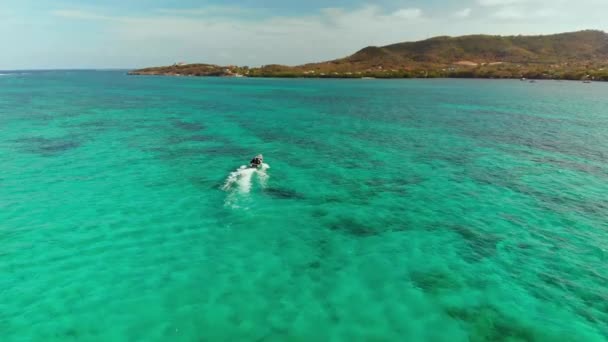 グレナダのカリアコ島で波を作るスピードボートの壮大な空中 — ストック動画