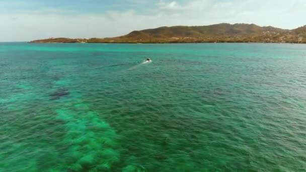 Letecký Záznam Rychlého Člunu Opouštějícího Grenadiny Mířícího Zpět Carriacou — Stock video