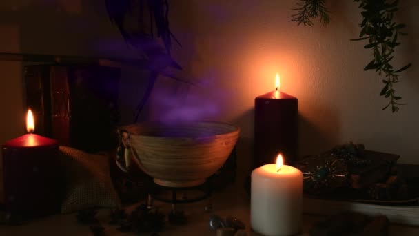 Деталь Зелья Делающего Ведьминскую Комнату Фиолетовым Паром Выходящим Деревянной Чаши — стоковое видео