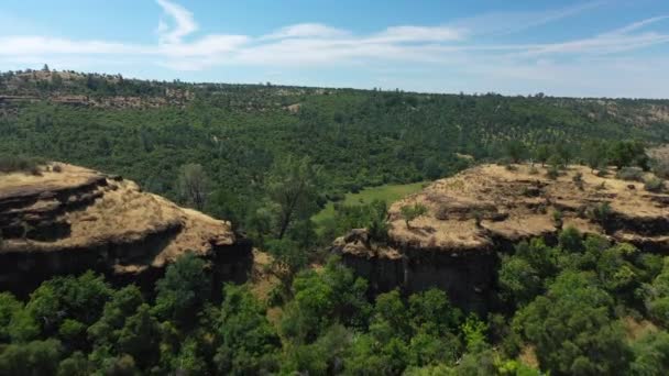 Letecký Průlet Mezi Vrcholky Útesů Odhalující Venkovskou Dálnici Tehama County — Stock video