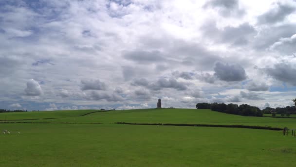 Horton Tower Dorset Engeland Langzame Pan Van Toren Glooiende Heuvels — Stockvideo