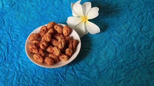 インドの伝統的な甘い食べ物ウラド ラドゥもラドゥ ラドゥ ラドゥは バター ドライフルーツ フェヌギリシャなどのスパイスで作られたボール型のお菓子です — ストック動画