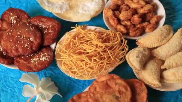 Traditioneller Würziger Indischer Snack Ghatiya Mit Bhakarwadi Auch Bekannt Als — Stockvideo
