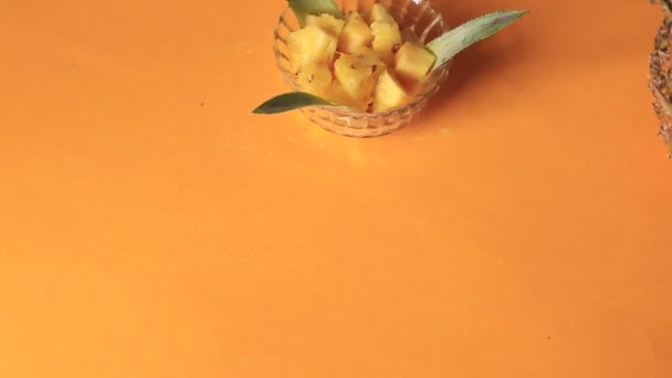 Hele Ananas Gele Achtergrond — Stockvideo