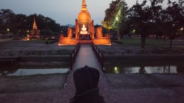 Sukhothai Historiska Park Staty Upplyst Stjärnklar Himmel Mystisk Glöd Med — Stockvideo