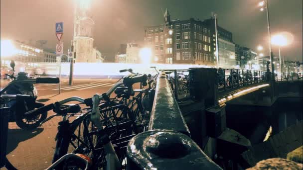 Timelapse Vídeo Holanda Amsterdã Momentos Vida Noturna Pessoas Veículos Atravessando — Vídeo de Stock