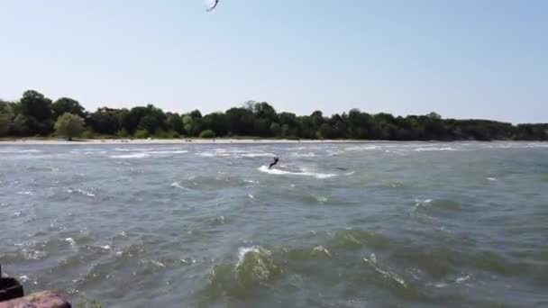 Kitesurfer Glijden Het Water Buurt Van Het Strand — Stockvideo